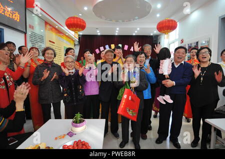 Peking, China. 16 Okt, 2018. Die Bewohner feiern in Hetaoyuan Gemeinschaft der Xicheng District in Peking, der Hauptstadt von China, 16. Okt., 2018. Ältere Bewohner in der Gemeinschaft zusammen, um eine Performance anlässlich des bevorstehenden Chongyang Festival, ein Tag der Senioren zu bezahlen, fällt am neunten Tag des neunten Mondmonats, Nov. 17 in diesem Jahr zu beobachten. Credit: Zhao Yusi/Xinhua/Alamy leben Nachrichten Stockfoto