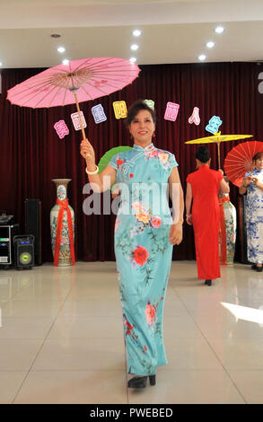 Peking, China. 16 Okt, 2018. Ältere Bewohner in Hetaoyuan Gemeinschaft der Xicheng District in Peking, der Hauptstadt von China, 16. Okt., 2018. Ältere Bewohner in der Gemeinschaft zusammen, um eine Performance anlässlich des bevorstehenden Chongyang Festival, ein Tag der Senioren zu bezahlen, fällt am neunten Tag des neunten Mondmonats, Nov. 17 in diesem Jahr zu beobachten. Credit: Zhao Yusi/Xinhua/Alamy leben Nachrichten Stockfoto