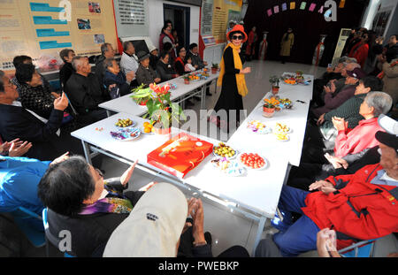 Peking, China. 16 Okt, 2018. Bewohner eine Vorstellung ansehen in Hetaoyuan Gemeinschaft der Xicheng District in Peking, der Hauptstadt von China, 16. Okt., 2018. Ältere Bewohner in der Gemeinschaft zusammen, um eine Performance anlässlich des bevorstehenden Chongyang Festival, ein Tag der Senioren zu bezahlen, fällt am neunten Tag des neunten Mondmonats, Nov. 17 in diesem Jahr zu beobachten. Credit: Zhao Yusi/Xinhua/Alamy leben Nachrichten Stockfoto