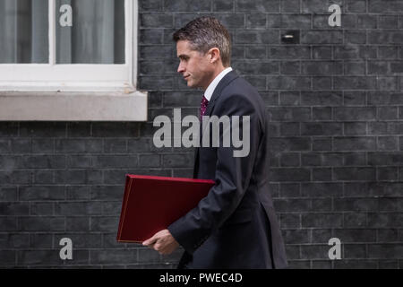 London, Großbritannien. 16. Oktober, 2018. Die Minister kommen für eine erweiterte Kabinettssitzung in Downing Street 10. Credit: Guy Corbishley/Alamy leben Nachrichten Stockfoto