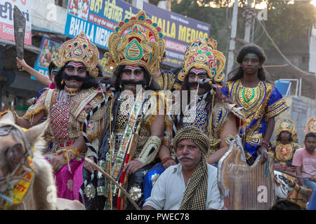 Nakodar, Panjab, Indien. 16. Oktober 2018. Abends Straße Szenen im Norden Panjab Marktstadt Nakodar feiern Navratri hinduistische Fest. 2018, navratri Fest fällt am 10. Oktober und endet am 18. Oktober. Das Festival ist bekannt für neun Tage und neun Nächte. Navratri fällt im Monat Ashvin und das Festival feiert die Göttin Durga Sieg über einen Dämon dharma wiederherzustellen. Hindus glauben, dass Lord Shiva die Erlaubnis erteilt, zu seiner Frau Göttin Durga für ihre Mutter sehen für nur neun Tage. Credit: WansfordPhoto/Alamy leben Nachrichten Stockfoto