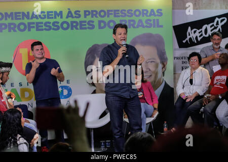 Sao Paulo, Brasilien. 15 Okt, 2018. 15 Oktober 2018, Brasilien, Sao Paulo: Fernando Haddad, Kandidat der Linken Arbeiterpartei, spricht mit Lehrkräften des Landes bei einer Veranstaltung. Zweieinhalb Wochen vor dem zweiten Wahlgang in Brasilien, meinungsforscher der rechtspopulistischen Präsidentschaftskandidat Bolsonaro in einen klaren Vorteil sehen. Dementsprechend 42 Prozent der Wähler für Haddad zu stimmen. Credit: Warley Kenji/dpa/Alamy leben Nachrichten Stockfoto