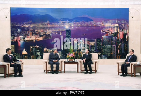 Peking, China. 16 Okt, 2018. Huang Kunming (2. R), ein Mitglied des Politbüros der Kommunistischen Partei Chinas (CPC) und Leiter der Abteilung Öffentlichkeitsarbeit des CPC-Zentralausschusses, trifft sich mit einem Hong Kong media Delegation in der Großen Halle des Volkes in Peking, der Hauptstadt von China, 16. Okt., 2018. Credit: Shen Hong/Xinhua/Alamy leben Nachrichten Stockfoto
