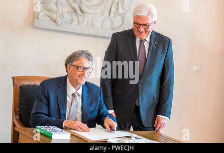 16 Oktober 2018, Berlin: 16. Oktober 2018, Deutschland, Berlin: Bundespräsident Dr. Frank-Walter Steinmeier (R) begrüßt Microsoft Gründer Bill Gates zu einem Gespräch im Schloss Bellevue. Gates Zeichen das Gästebuch. Der Microsoft Gründer ist derzeit in Berlin für die jährliche Sitzung der gemeinnützigen Initiative "Grand Challenges", die er mitbegründet. Foto: Jens Büttner/dpa-Zentralbild/dpa Stockfoto