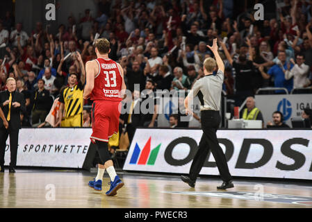 Deutschland, Bamberg, Brose Arena - 15. Okt 2018-BBL, Basketball, 1. Bundesliga - Brose Bamberg vs. MHP RIESEN Ludwigsburg - Bild: Patrick Heckmann (Brose Bamberg, Nr. 33) Foto: HMB Medien/Ryan Evans Credit: Ryan Evans/Alamy leben Nachrichten Stockfoto