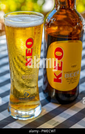 Ein Glas Keo Bier gezapft aus einer Flasche auf einem restaruant Tabelle in Kouklia Dorf, Zypern. Stockfoto