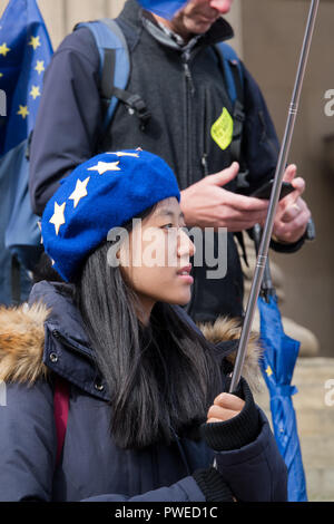 Junge Frau mit einem EU-Hut im Rahmen einer anti-brexit Demonstration. Stockfoto
