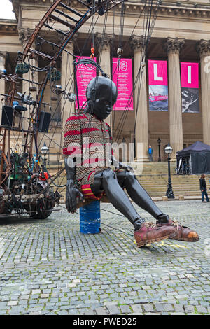 Liverpool, Großbritannien. 5. Oktober 2018. Tag 1 der Royal De Luxe riesigen SPEKTAKULÄREN, der kleine Junge Riese schlafend bei St Georges Hall. Stockfoto