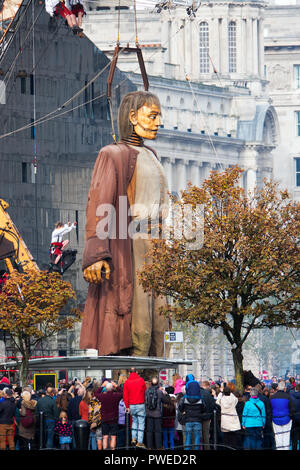 Liverpool, Großbritannien. 7. Oktober 2018. Tag 3 des Royal De Luxe Riese spektakulär, der Große Riese Wanderungen entlang der Mann Insel an seinem letzten Tag in Liverpool. Stockfoto