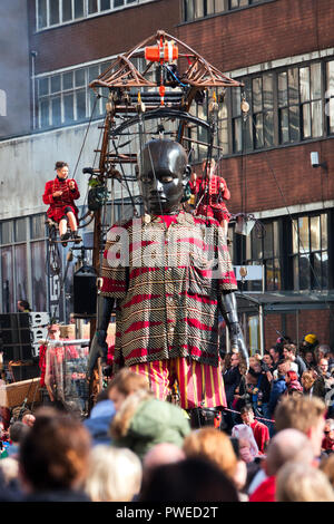 Liverpool, Großbritannien. 6. Oktober 2018. Tag 2 des Royal De Luxe riesigen SPEKTAKULÄREN, der kleine Junge Riese Spaziergänge rund um die Stadt. Stockfoto