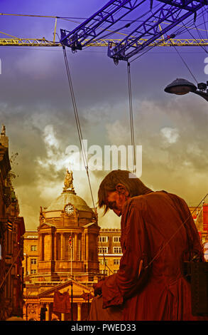 Tag 2 des Royal De Luxe Riese spektakulär, der Große Riese in einer Siesta in Derby Platz mit Liverpool Rathaus im Hintergrund. Stockfoto