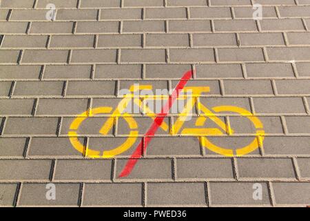 Fahrrad Verbote Symbol auf der Betondecke. Verkehrszeichen. Bürgersteig. Verbot des Fahrradfahrens Stockfoto