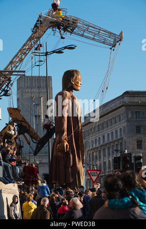 Liverpool, Großbritannien. 6. Oktober 2018. Tag 2 des Royal De Luxe Riese spektakulär, der Große Riese Wanderungen durch die Straßen von Liverpool Stockfoto