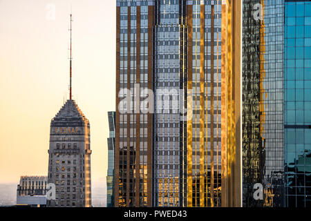 Die foshay Turm neben dem Wells Fargo Center in Minneapolis, Minnesota. Stockfoto