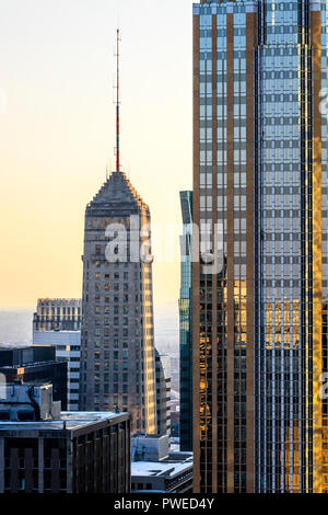 Die foshay Turm neben dem Wells Fargo Center in Minneapolis, Minnesota. Stockfoto