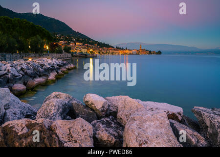 Salò ist eine Stadt und Comune in der Provinz Brescia in der Lombardei (Italien) am Ufer des Gardasees. Stockfoto