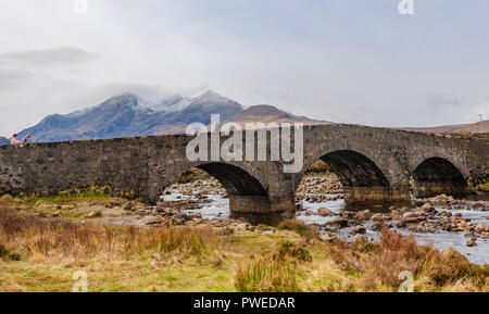 Die Brücke im Sliglachan, Black Cuillin Mountain Range, Schottland, Großbritannien Stockfoto