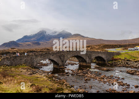 Die Brücke im Sliglachan, Black Cuillin Mountain Range, Schottland, Großbritannien Stockfoto