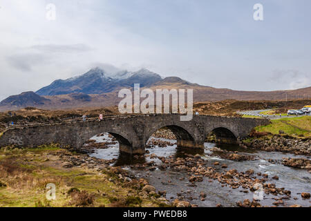 Die Brücke im Sliglachan, Black Cuillin Mountain Range, Schottland, Großbritannien Stockfoto