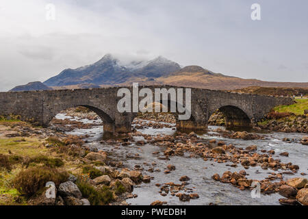 Die Brücke im Sliglachan, Black Cuillin Mountain Range, Schottland, Großbritannien Stockfoto