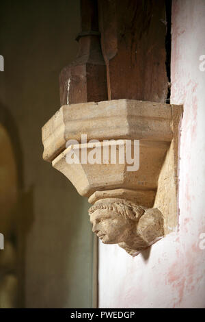 Geschnitzten Kopf in Stein an der Basis eines Arch. Arch Support. Der hl. Jakobus der Große, fulbrook Kirche. Oxfordshire. Steinmetze Art. Stockfoto