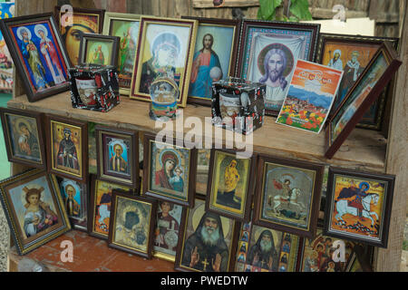 Symbole für den Verkauf außerhalb der Bodbe Christlich-orthodoxen Kloster in der Nähe von Signagi, Georgien Stockfoto