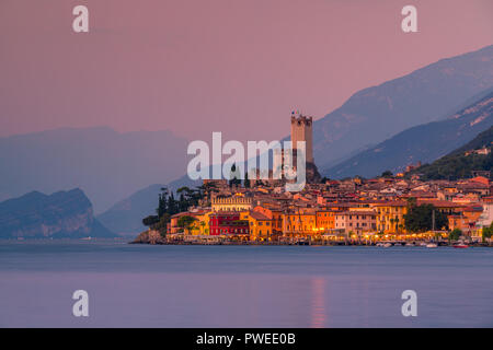 Malcesine ist eine Gemeinde (Gemeinde) am östlichen Ufer des Gardasees in der Provinz Verona in der italienischen Region Venetien. Stockfoto