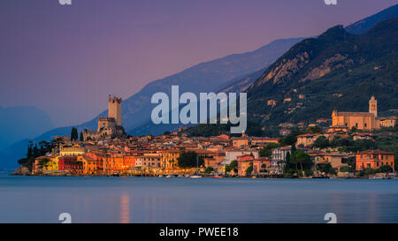 Malcesine ist eine Gemeinde (Gemeinde) am östlichen Ufer des Gardasees in der Provinz Verona in der italienischen Region Venetien. Stockfoto