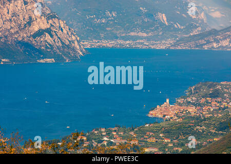 Malcesine ist eine Gemeinde (Gemeinde) am östlichen Ufer des Gardasees in der Provinz Verona in der italienischen Region Venetien. Stockfoto