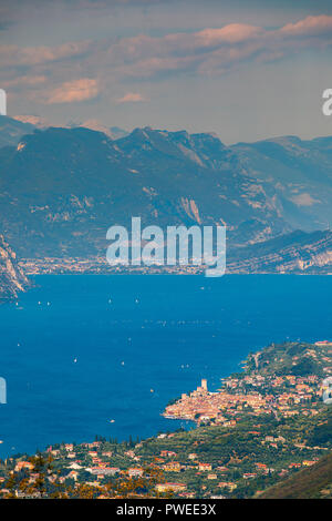 Malcesine ist eine Gemeinde (Gemeinde) am östlichen Ufer des Gardasees in der Provinz Verona in der italienischen Region Venetien. Stockfoto