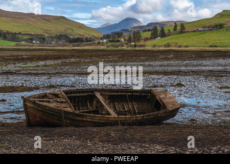 Alte und verlassene Fischerboote bei Ebbe am Loch Harport, Isle of Skye, Schottland, Großbritannien Stockfoto