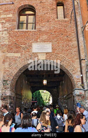 Ein Blick auf die überfüllten Eintritt in das Haus der Julia in Verona die Stadt der berühmteste Liebhaber in der Geschichte: Romeo und Julia Stockfoto