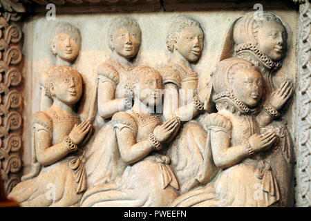 Bildnisse von weiblichen Kinder beten, Edmund Harman Denkmal datiert 1569 St. Johannes der Täufer Kirche Witney, Oxfordshire, England, Großbritannien Stockfoto