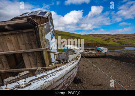 Alte und verlassene Fischerboote bei Ebbe am Loch Harport, Isle of Skye, Schottland, Großbritannien Stockfoto