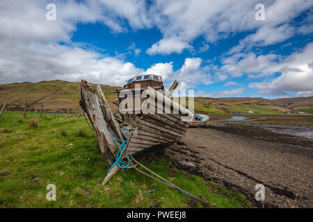 Alte und verlassene Fischerboote bei Ebbe am Loch Harport, Isle of Skye, Schottland, Großbritannien Stockfoto