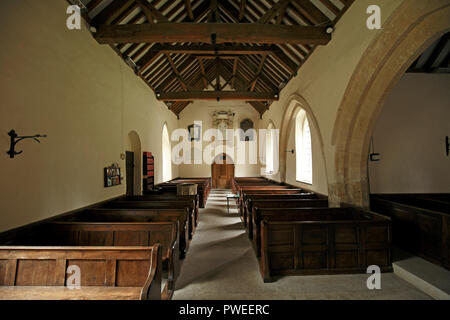 Innenraum der Kirche in Eastleach Martin, Cotswolds. St Andrews Pfarrkirche. Gloucestershire. Großbritannien Stockfoto