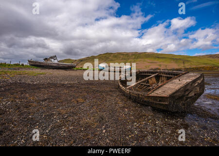 Alte und verlassene Fischerboote bei Ebbe am Loch Harport, Isle of Skye, Schottland, Großbritannien Stockfoto