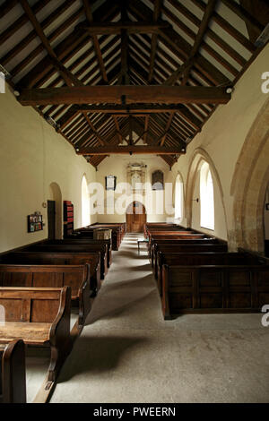 Innenraum der Kirche in Eastleach Martin, Cotswolds. St Andrews Pfarrkirche. Gloucestershire. Großbritannien Stockfoto