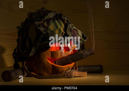 Jack-o-Lantern 'warrior spirit' in einem militärischen Helm und machine-gun Munition. Stockfoto