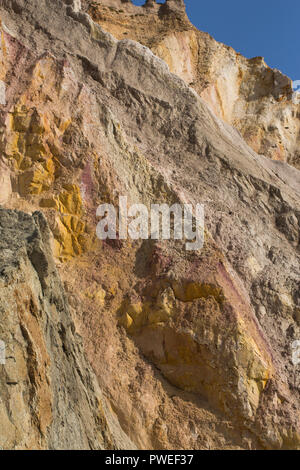 Kreide Kalkstein Klippen. Alum Bay. Felswand. Erosion enthüllt colouful Sand und Kalkstein Schichten. Isle of Wight. Stockfoto