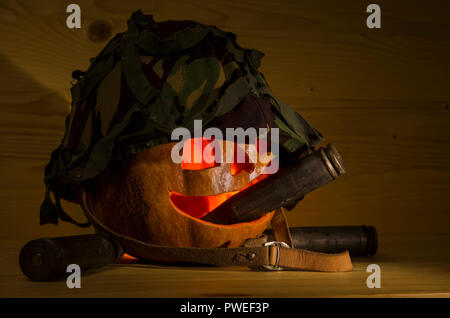 Jack-o-Lantern 'warrior spirit' in einem militärischen Helm und machine-gun Munition. Stockfoto