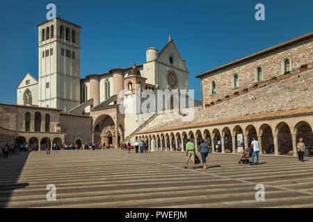 Die Basilika des hl. Franziskus von Assisi von der Piazza Inferiore, Assisi, Perugia, Umbrien, Italien Stockfoto