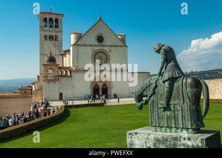 basilika und Statue des hl. franziskus von assisi, Rückkehr von francisco. Assisi, Perugia, Umbrien, Italien Stockfoto
