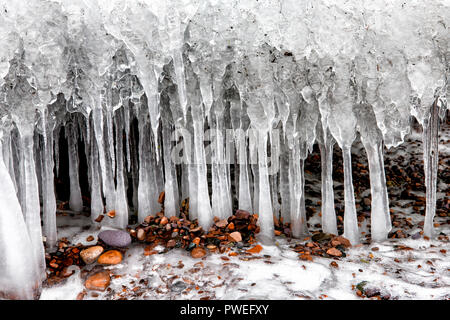 Die Bildung von Eis auf dem Nordufer des Lake Superior in der Nähe von Silver Bay, Minnesota Stockfoto