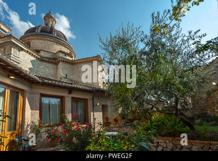 Garten an der Stelle des mutmaßlichen Geburtsortes des heiligen Franz von assisi. Perugia, Umbrien, Italien Stockfoto