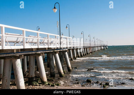 Danzig, Polens, 01.10.2013: Ein Blick auf die Anlegestelle am Strand von Danzig/Brzeźno in Polen. Stockfoto