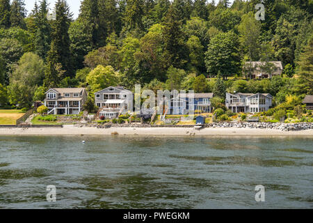 In der Nähe von Bremerton, Washington State, USA - JUNI 2018: Häuser am Wasser in der Nähe von Bremerton. Stockfoto