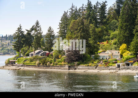 In der Nähe von Bremerton, Washington State, USA - JUNI 2018: Häuser am Wasser in der Nähe von Bremerton. Stockfoto