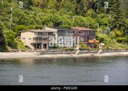 In der Nähe von Bremerton, Washington State, USA - JUNI 2018: Häuser am Wasser in der Nähe von Bremerton. Stockfoto