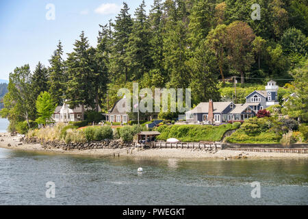 In der Nähe von Bremerton, Washington State, USA - JUNI 2018: Häuser am Wasser in der Nähe von Bremerton. Stockfoto